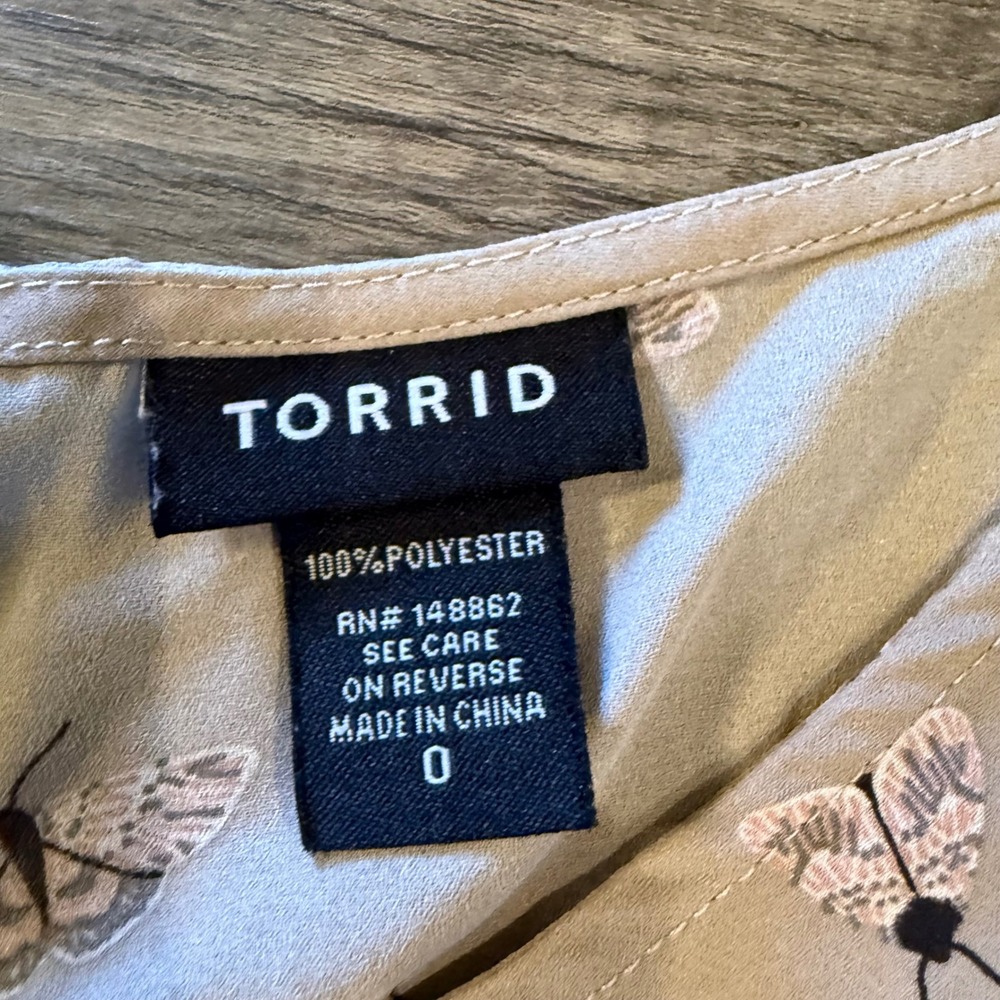 Torrid Tan Butterfly Print Button Back Short Sleeve Blouse Top Size 0 Large - Picture 4 of 9